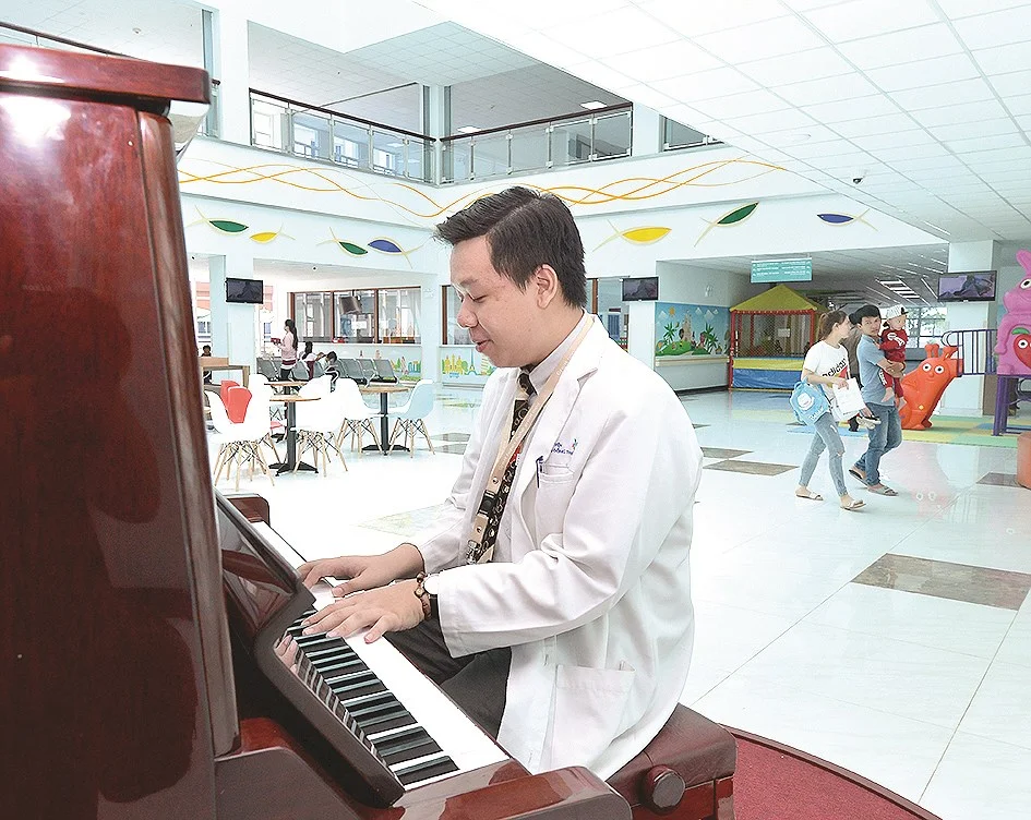 MS-010: Chơi piano trong bệnh viện nhi để giúp các bé giải tỏa căng thẳng