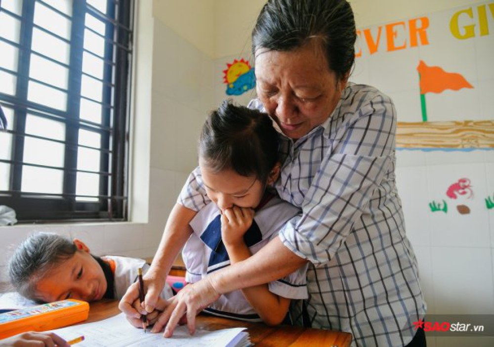 MS-013: Những đứa trẻ chân đất ngày ngày theo học con chữ ở Sài Gòn