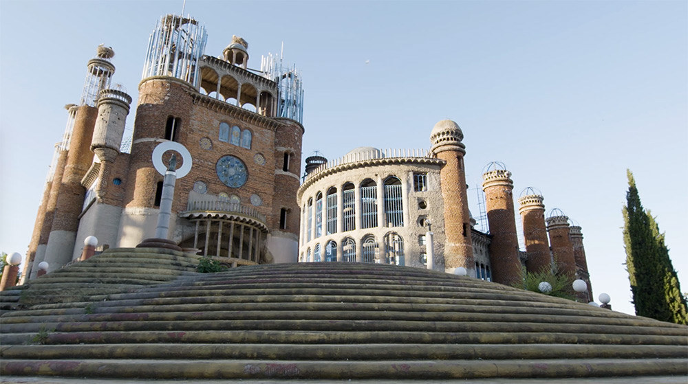 Một mình tự tay xây cả một ngôi nhà thờ trong hơn 50 năm