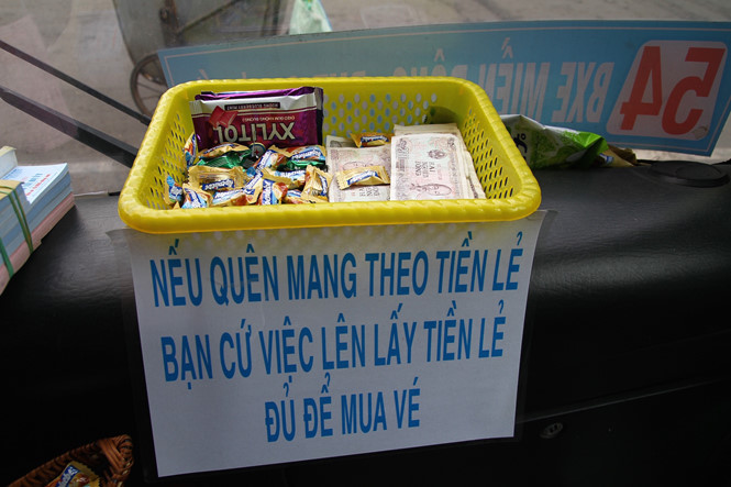  Ngoài rổ đựng tiền lẻ ra, trên xe còn có kẹo và cả móc khoá để dành tặng miễn phí cho hành khách là trẻ em hoặc sinh viên khi đi xe buýt. Chiếc rổ đựng tiền và kẹo được đặt ngay đầu xe, cạnh cửa lên xuống phía trước. Phía dưới rổ là tờ giấy có dòng 