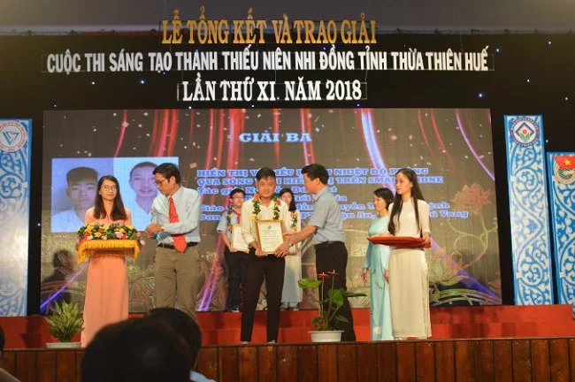 Nguyễn Quang Tuệ nhận giải Ba tại cuộc thi Sáng tạo Thanh thiếu niên Nhi đồng tỉnh Thừa Thiên Huế năm 2018. Ảnh: Nhật Tuấn.