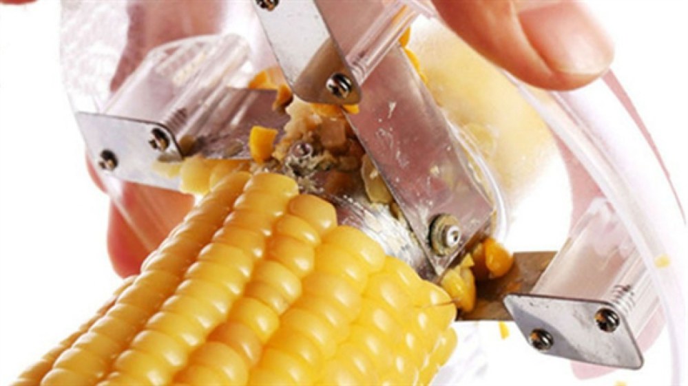 Dụng cụ tách ngô tự chế từ những vật liệu đơn giản