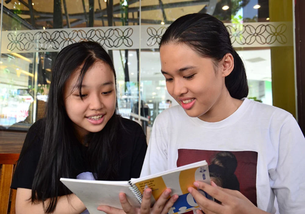 MS-019: Nữ học sinh TP.HCM làm giấy từ đài sen