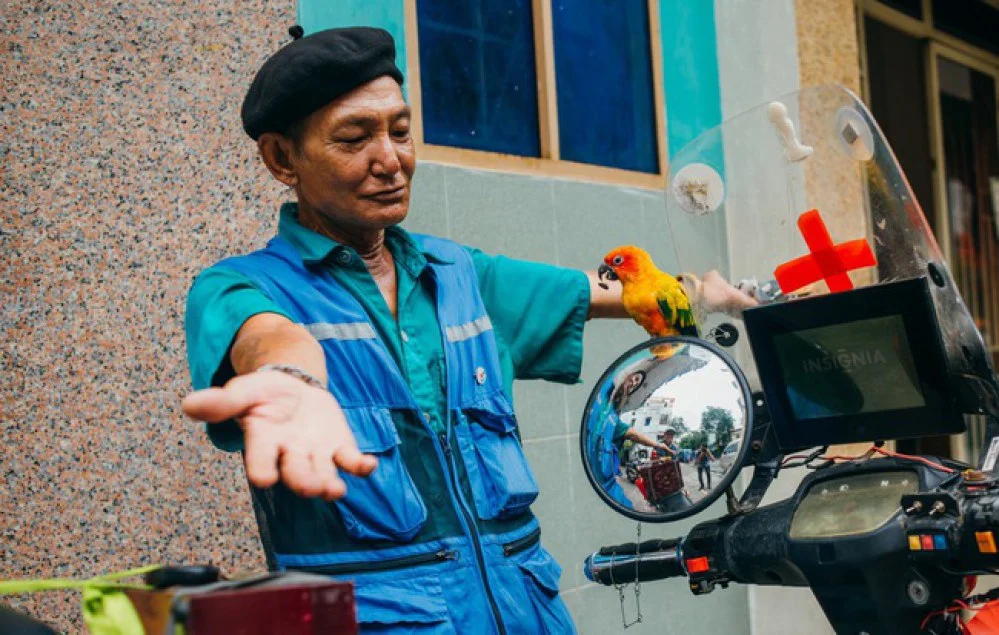 MS-020: Ông cụ nhặt rác và chú vẹt ở Sài Gòn trên chiếc xe cứu thương đáng yêu được chế tạo từ phế liệu 