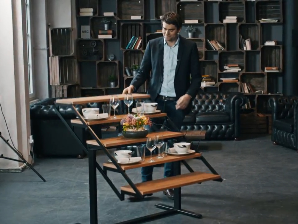 Bàn thông minh ‘biến hình’ thành kệ đứng