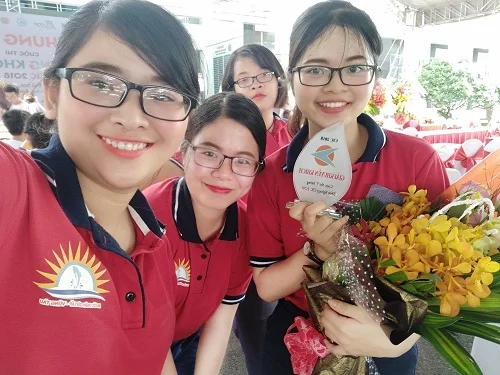 Nguyễn Bảo Ngọc (phải) cùng với các thành viên nhóm có ước mơ xây dựng thương hiệu nước mắm truyền thống của Việt Nam.