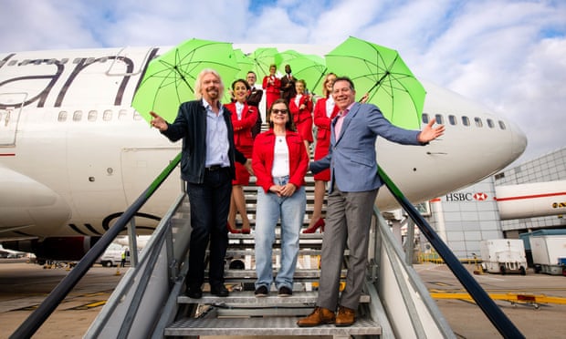 Ông Richard Branson (ngoài cùng bên trái) và bà Jennifer Holmgren, Giám đốc điều hành của LanzaTech (áo đỏ, ở giữa, hàng đầu tiên).