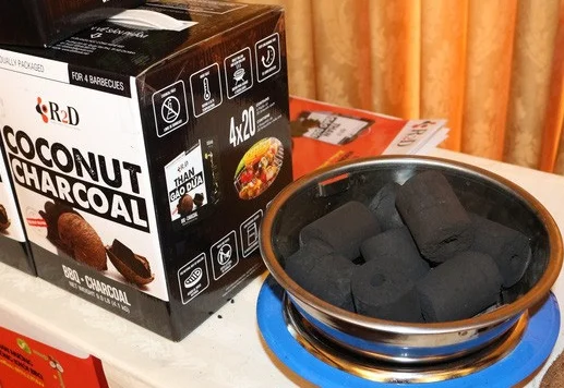 Than không khói do Lê Hiền sản xuất từ nguyên liệu gáo dừa, không mùi, không bắn tia lửa và không sử dụng bất kỳ loại keo kết dính nào.