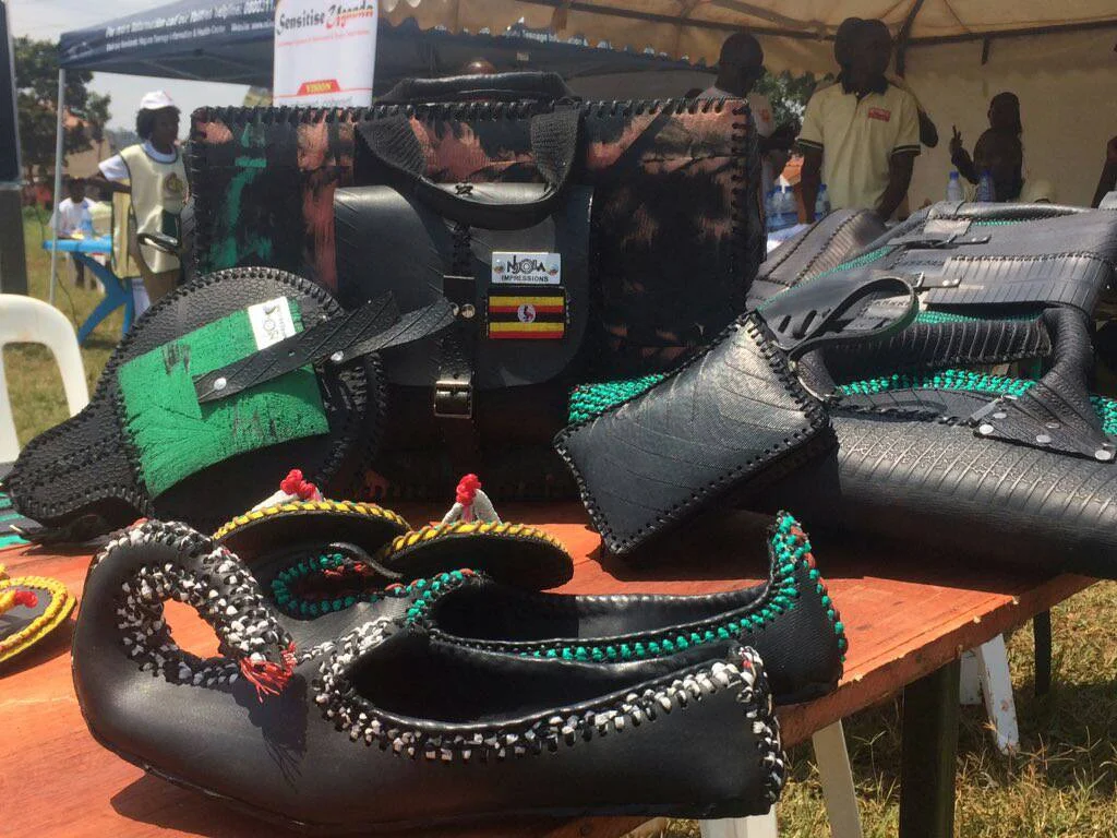 Cô gái biến rác thải thành trang phục và phụ kiện 