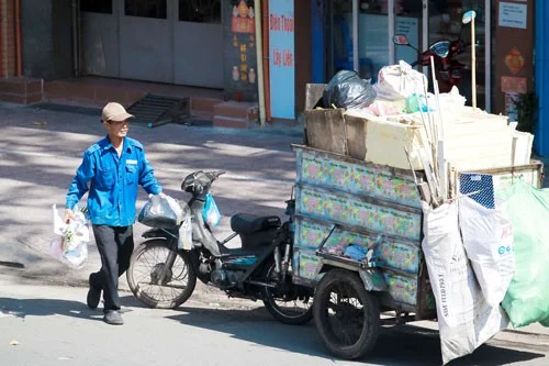 Người thu gom rác dân lập đối diện với nhiều nguy cơ bệnh tật và tai nạn lao động. Ảnh: HOÀNG TRIỀU .