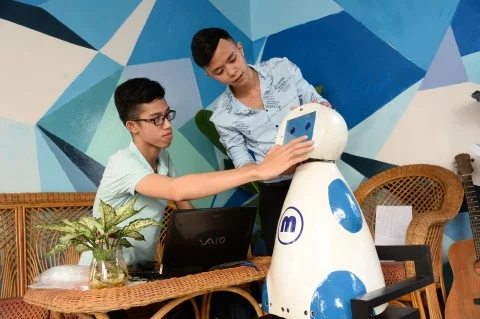 Nhóm tác giả kiểm tra robot được lắp ráp hoàn thiện.
