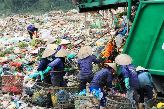 Cùng với mức phạt là 1,17 tỉ đồng, Công ty CP MTĐT Đà Nẵng còn phải trả phí mẫu chất thải với tổng số tiền hơn 1,6 triệu đồng. Ảnh Bãi rác Khánh Sơn . Nguồn NLĐ.