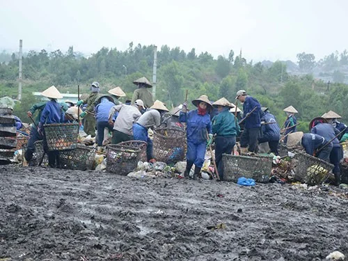 Lén nước rỉ rác trong xe chảy thẳng xuống miệng cống, 1 nam công nhân đã bị phạt cắt thi đua năm 2018. Ảnh tại Bãi rác Khánh Sơn. Nguồn: NLĐ.