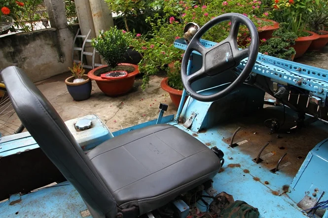Chiếc xe tự chế đầu tiên của ông Quang có thiết kế gần giống với một chiếc ô tô.