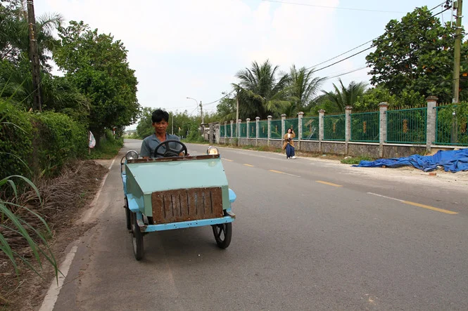 Ông Quang trong một lần đậu xe trước nhà.