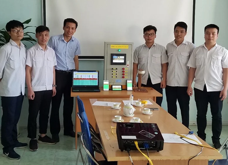 Nhóm nghiên cứu và Thầy hướng dẫn triển khai đề tài hệ thống báo cháy.