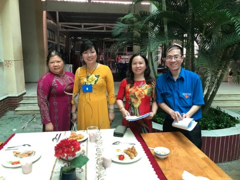 Giáo viên Lê Thiên Phúc cùng với các thầy cô tổ Anh và Hóa chấm điểm sản phẩm món ăn, chấm điểm phần trang trí thiết kế bàn ăn của các Em học sinh trong tiết dạy học STEM.
