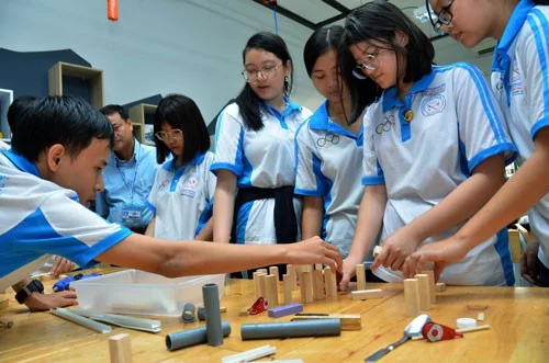Hiện TP.HCM đang xây dựng chương trình, tiết học tự chọn trong nhà trường về STEM, Robot để các em vừa chơi và học. Ảnh: Học sinh Trường THPT Trần Hữu Trang trong giờ học STEM. Nguồn:NLĐ.