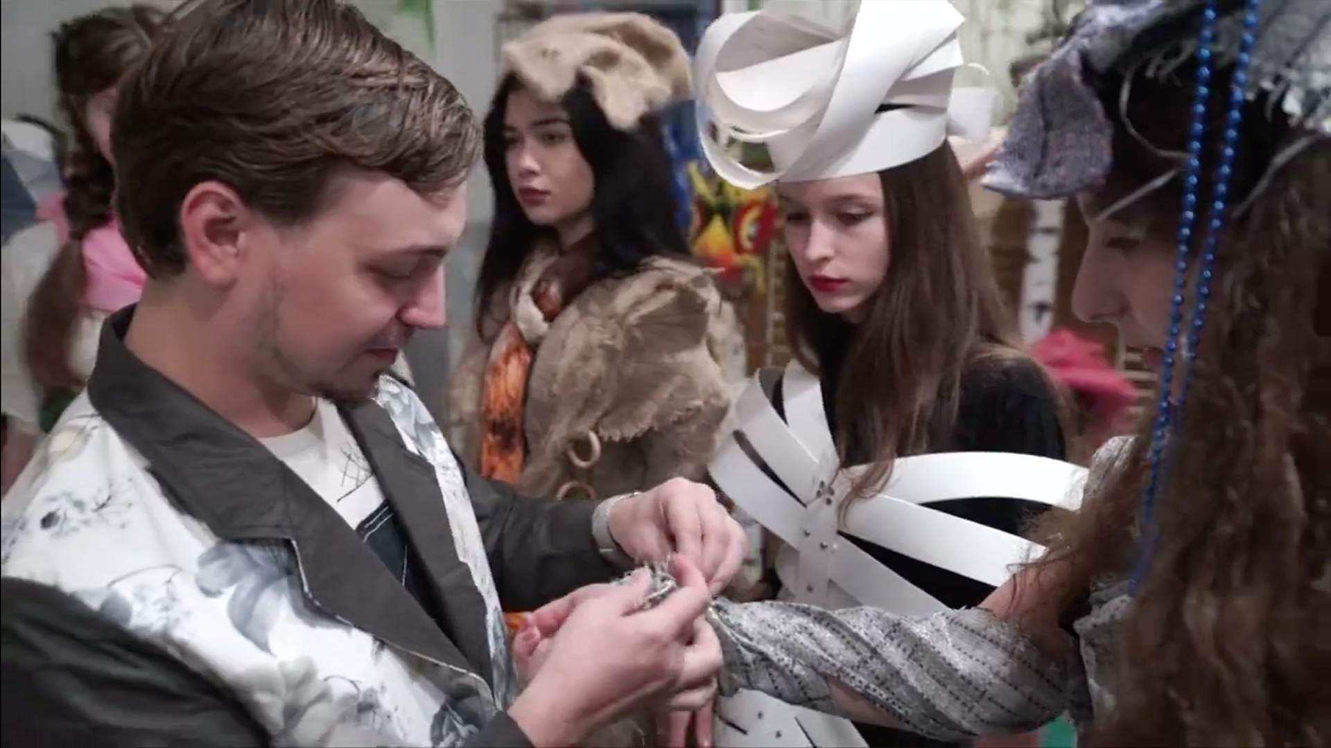 Nhà thiết kế thời trang nhặt rác về may trang phục