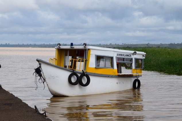 Các khu vực dân cư ở phía Tây Ghana bị chia cắt bởi các sông ngòi, nên thuyền cứu thương là phương tiện cơ động nhất giúp các bác sĩ có thể đưa trang thiết bị y tế và thuốc men tới cho người dân.