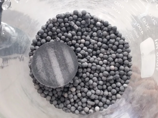 Sinh viên chế than hoạt tính nano lọc nước