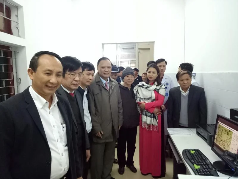 Các nhà tài trợ, lãnh đạo UBND huyện Hương Sơn tham quan hệ thống máy xử lý tế bào tầm soát ung thư cổ tử cung tại BVĐK huyện Hương Sơn.