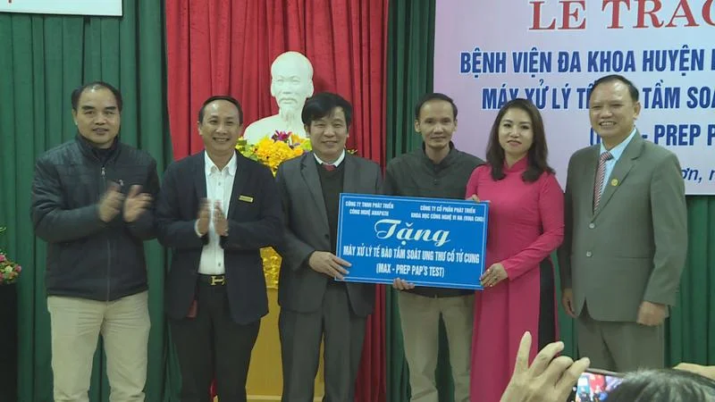 Trao biểu trưng máy xử lý tế bào tầm soát ung thư cổ tử cung cho BVĐK huyện