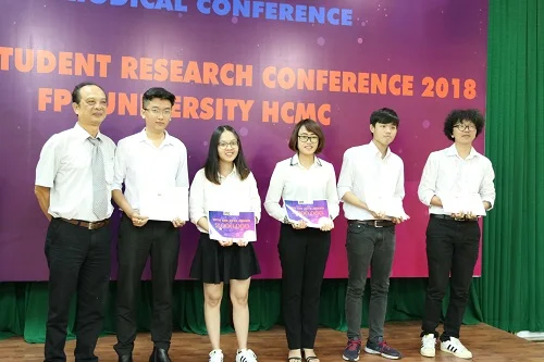 Thiên Nhi (thứ 3 từ trái sang) nhận giải Nhất lĩnh vực công nghệ thông tin tại Hội nghị nghiên cứu khoa học sinh viên của ĐH FPT TP.HCM.