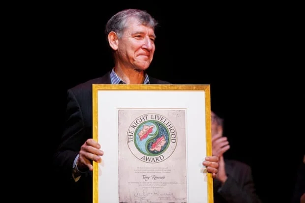 Nhà nông học người Úc Tony Rinaudo nhận giải thưởng Right Livelihood Award tại buổi lễ vinh danh ở Bảo tàng Vasa, Stockholm, Thụy Điển (Ảnh Reuters).
