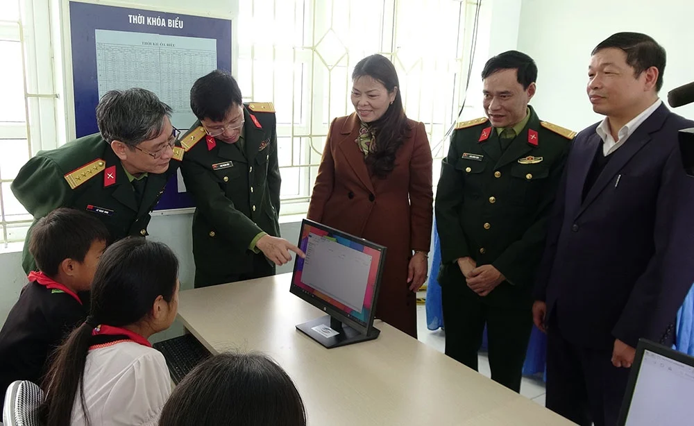 Các vị đại biểu tham quan phòng máy tính mới do Viettel trao tặng trong khuôn khổ chương trình hỗ trợ các huyện nghèo theo NQ 30a của Chính phủ