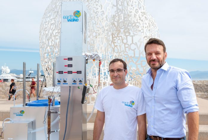 Anh Christofer Costes và đại diện của tổ chức môi trường Earth Wake bên cỗ máy Chysalis.