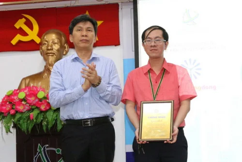 Ông Nguyễn Việt Dũng, Giám đốc Sở KH&CN TP.HCM, trao giải Nhất cho thầy Lê Thiên Phúc, trường THPT Phú Nhuận.