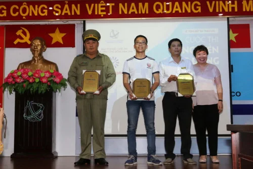 Đại diện Ban tổ chức trao giải Ba cho các tác giả.