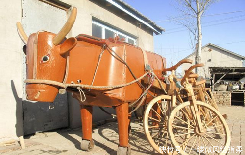  Ngoài việc làm trâu gỗ, ngựa gỗ, ông còn chế tạo một xe đạp&nbsp;gỗ. Ông Li Jingyang&nbsp;xây dựng một nhà máy sản xuất gia súc và ngựa bằng gỗ để cung cấp phương tiện cho các khu du lịch.     