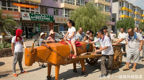  Khi ông&nbsp;thử nghiệm trên đường đã thu hút nhiều người dân. Mọi người bày tỏ&nbsp;sự ngưỡng mộ đối với sự&nbsp;kiên trì cũng như&nbsp;sáng tạo của người đàn ông sắp bước sang tuổi thất thập.     