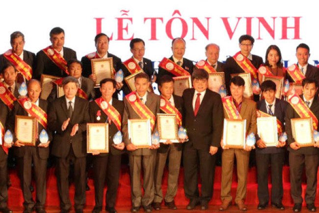 Ông Hoàn (thứ tư từ trái qua, hàng đầu) trong lễ tôn vinh "Nhà khoa học của Nhà nông". Ảnh: Anh Tuấn.