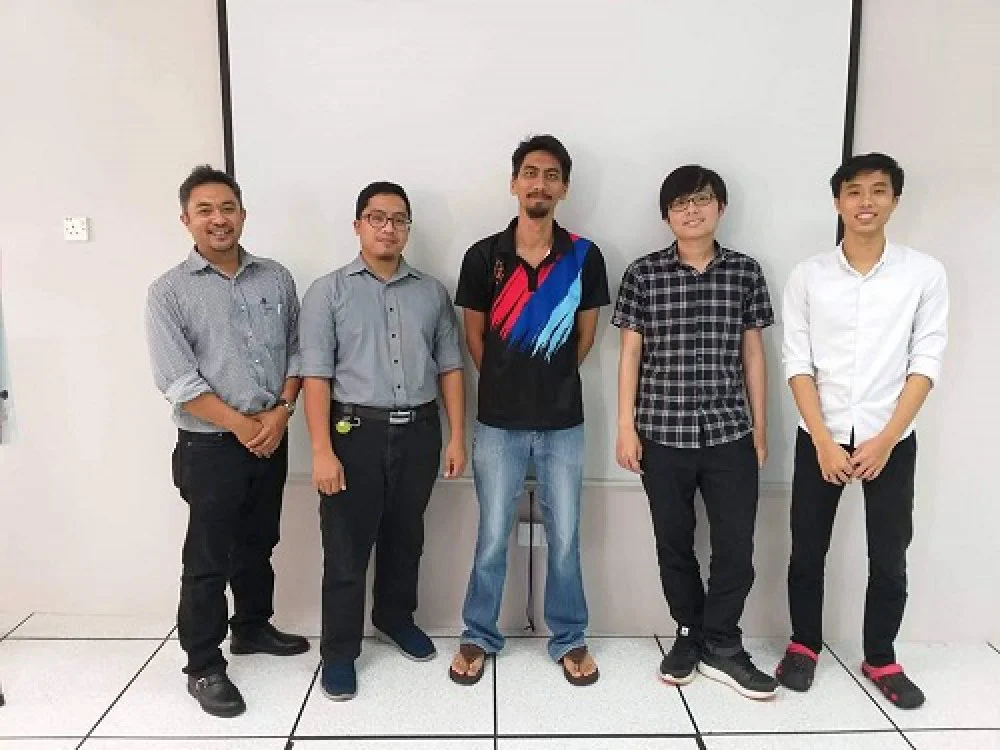 Tôn Thất Bảo (thứ 2 từ phải sang) và Nguyễn Trung Tín (bìa phải) đã cùng với những người bạn Brunei xây dựng một phần mềm hữu ích cho đất nước này. Ảnh: NVCC.