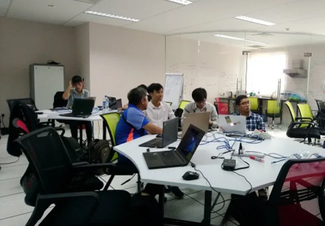 Nhóm sinh viên làm việc tại phòng lab của Trung tâm đào tạo công nghệ FPT UBD tại Brunei. Ảnh: NVCC.