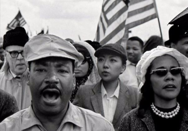  Vẫn là cô gái Phương Đông ấy tham gia phong trào dân quyền tại Mỹ cùng Martin Luther King trong những năm 1950 - 1960   