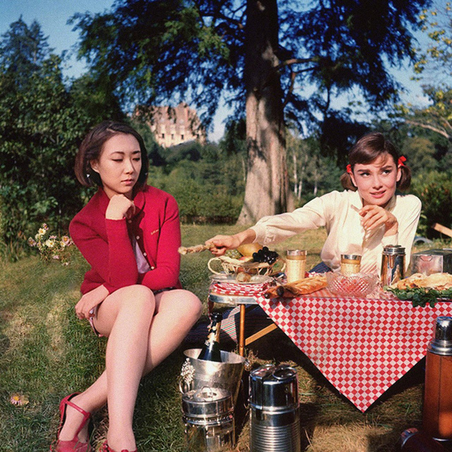  Céline Liu đi picnic cùng huyền thoại nhan sắc Audrey Hepburn   