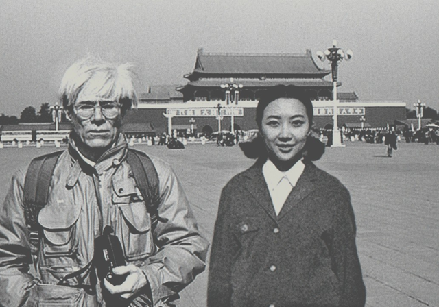  Chụp ảnh lưu niệm với Andy Warhol ngay trước quảng trường Thiên An Môn   