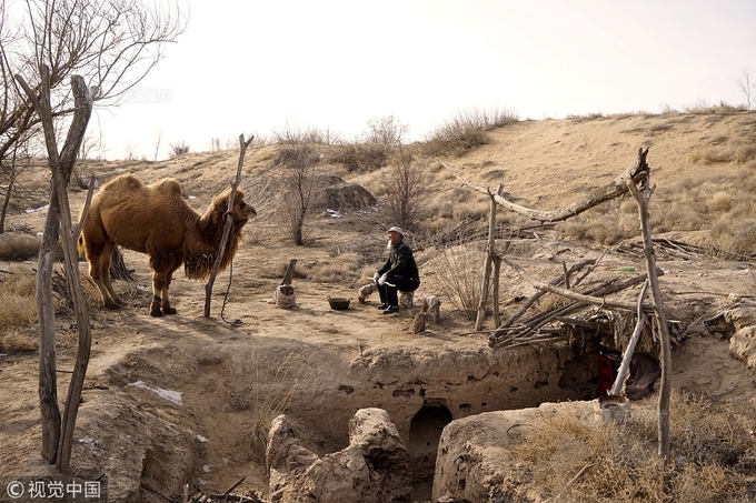  Ông đi sâu vào lòng sa mạc, cách làng mình sống hơn 3 km. Thời điểm đó vì không có nhà để ở, ông đã đào một cái hầm trên sa mạc và sống bên trong. 