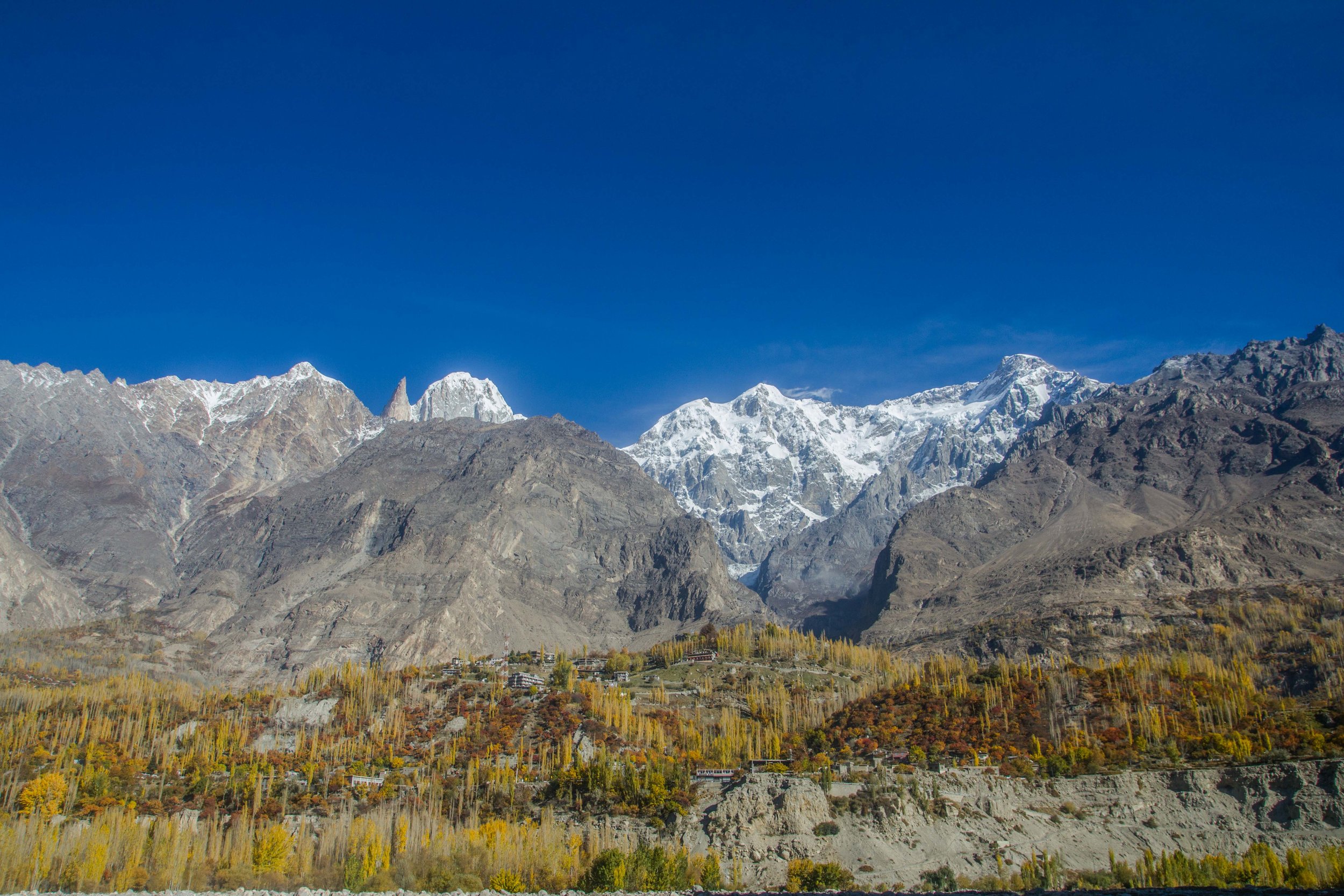  Hunza Valley được mệnh danh là thiên đường hạ giới vào mùa thu và mùa xuân   