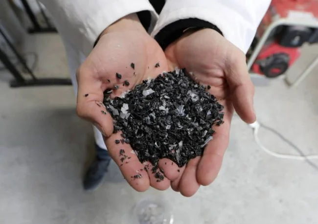 Các hạt nhựa trước khi được cỗ máy Chrysalis biến thành nhiên liệu.