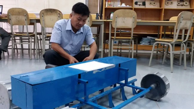 Thầy Nguyễn Văn Anh bên chiếc máy gieo hạt. Ảnh: Nhật Tuấn.