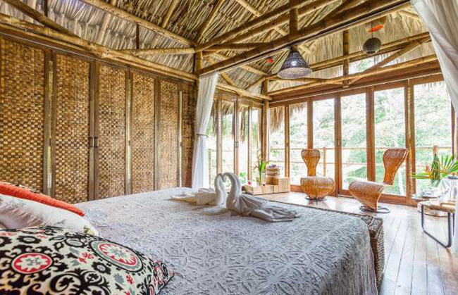 Bạn có thể tìm thấy chiếc lều tre tre một phòng ngủ quyến rũ này nằm giữa thảm thực vật tươi tốt trong một trang trại hữu cơ ở Colombia. 