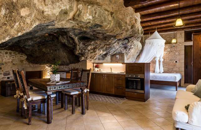  Biệt thự đá, Bêlarut, Hy Lạp: Từng là một ngôi nhà gia đình, studio giống như hang động ở đảo này được chạm khắc trên đá tự nhiên. Stone Villa có ban công với tầm nhìn tuyệt đẹp ra vịnh Kissamos. 
