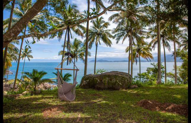  Cabin mộc mạc, São Sebastião, Brazil: Tới đấy du khách có thể lặn và chèo thuyền trên vùng biển nguyên sơ hoặc thậm chí khám phá quần đảo bằng thuyền. Bạn có thể thuê phòng riêng hoặc thuê toàn bộ nhà gỗ. 