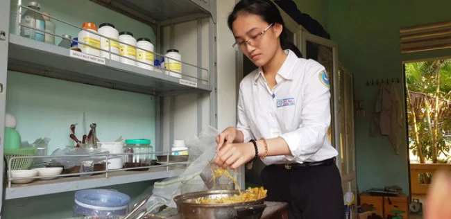 Bã mía ban đầu sẽ được xử lý lượng đường còn trong bã tại phòng thí nghiệm - Ảnh: NHẬT LINH