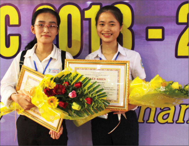 Sản phẩm giấy chống thấm từ bã mía của Mai Cao Kỳ Duyên và Ngô Thị Diễm Thúy giành giải nhất cuộc thi Khoa học - kỹ thuật - Intel ViSEF dành cho học sinh trung học toàn tỉnh Thừa Thiên - Huế 2018 - Ảnh: NVCC